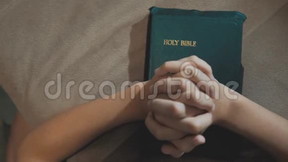 小生活方式女孩神圣圣经祈祷与圣经在她的手中天主教神圣的圣经儿童和视频的预览图