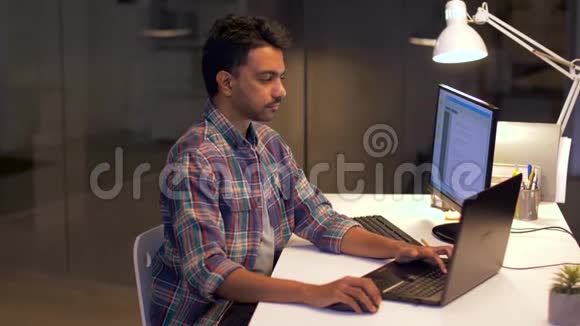 带电脑的程序员在夜间办公视频的预览图