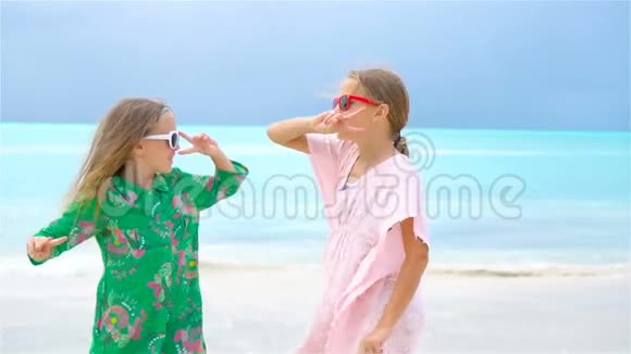 小女孩在热带海滩玩得开心视频的预览图