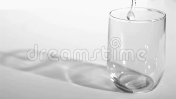 涓滴的水在一个非常缓慢的运动中流入玻璃视频的预览图