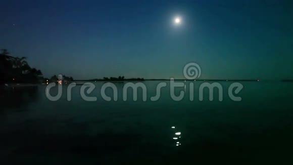 晚安月亮越过大海倒影在水中视频的预览图