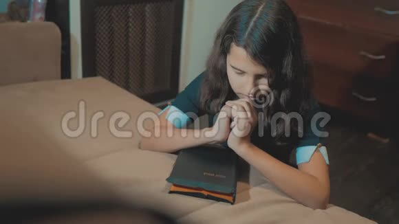 小女孩圣经祈祷与圣经在她的生活方式手中天主教神圣的圣经儿童和视频的预览图