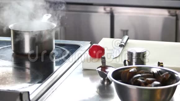 厨房新鲜番茄和刀视频的预览图