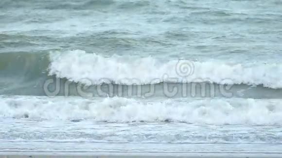 慢动作美丽的蓝色巨型海浪在泰国海滩上撞击视频的预览图