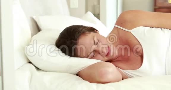 孕妇睡在床上视频的预览图