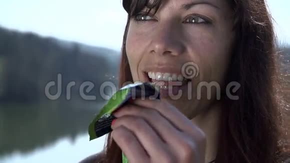 女人在大自然中吃零食视频的预览图