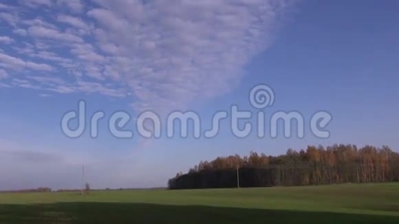 秋天的麦田和天空的云彩视频的预览图