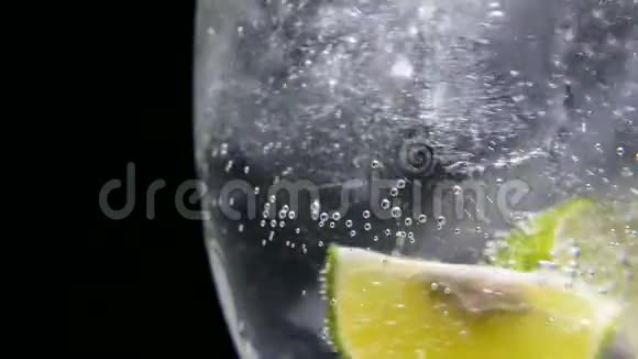 排毒或消渴的概念健康膳食营养冷柠檬水石灰饮料黑色背景视频的预览图