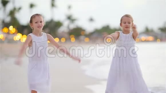 可爱的小女孩在热带海滩玩得很开心视频的预览图