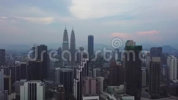 早上从山顶俯瞰吉隆坡天际线视频的预览图