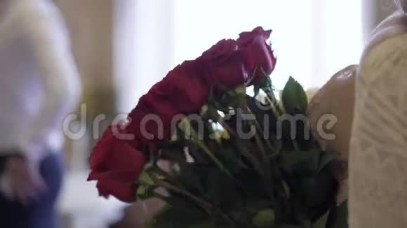 带着红玫瑰花束的女人视频的预览图