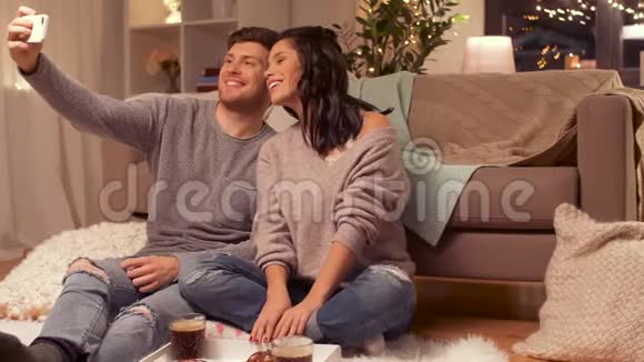 快乐情侣在家用智能手机自拍视频的预览图