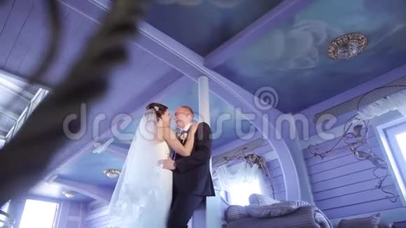 新婚夫妇在室内拥抱视频的预览图