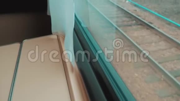 铁路车厢内的内部马车概念生活方式火车旅行美丽的景色视频的预览图
