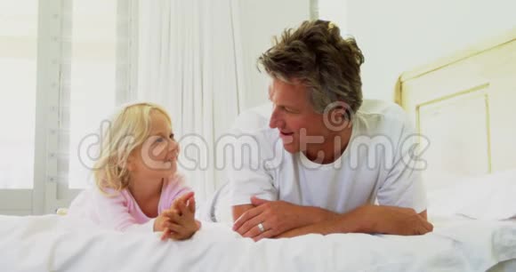 父亲和女儿一起躺在卧室里视频的预览图