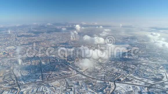 冬季无人驾驶飞机从空中拍摄明斯克市雪日晴的住宅建筑视频的预览图