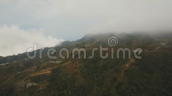 云雾缭绕的群山中的农田印度尼西亚巴厘视频的预览图