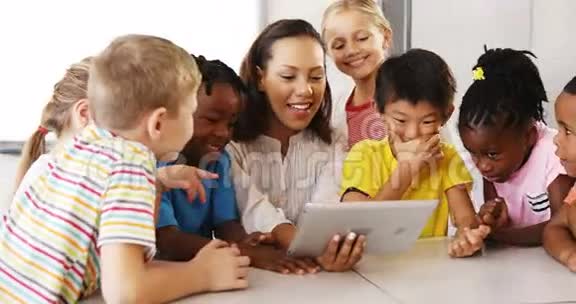 老师在教室里教孩子们数字平板电脑视频的预览图
