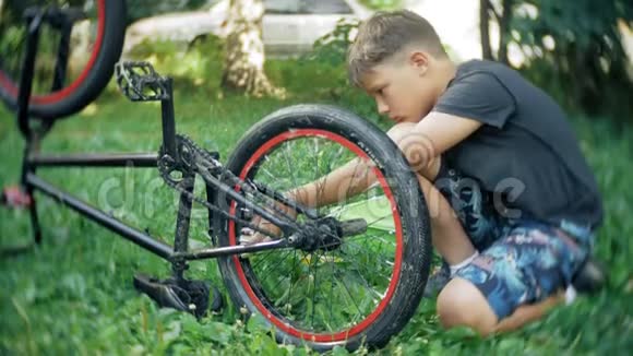 男孩用水和泡沫清洗他的BMX自行车视频的预览图