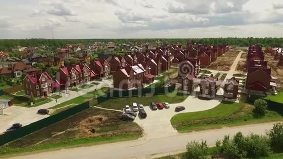 英国风格的新别墅定居点视频的预览图