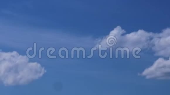 蓝天上美丽的云视频的预览图
