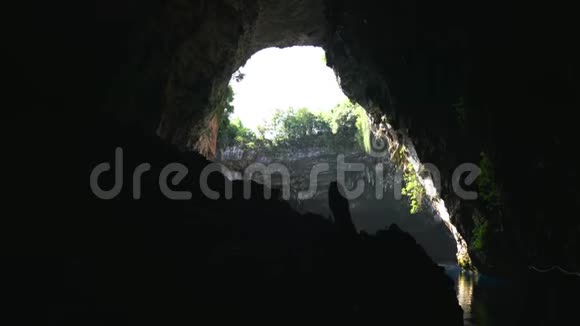 希腊凯法洛尼亚岛的梅利萨尼洞穴视频的预览图