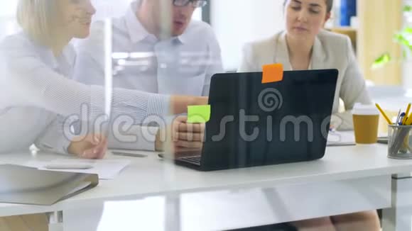 拥有笔记本电脑的商业团队在办公室工作视频的预览图