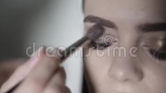 化妆师为年轻女孩做专业化妆视频的预览图
