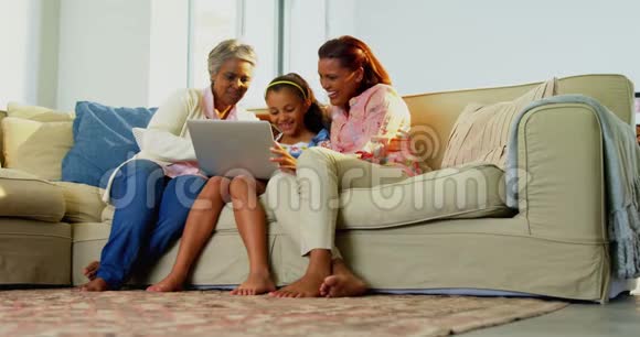 幸福家庭在4k客厅使用笔记本电脑视频的预览图