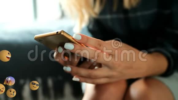 一位女性在后台使用智能手机的表情图标视频的预览图