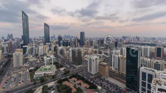 阿联酋阿布扎比天际线的现代城市建筑视频的预览图