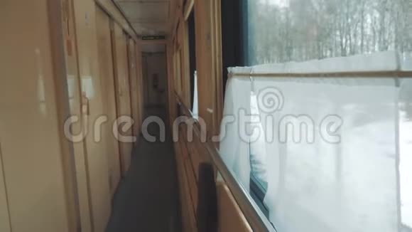 铁路车厢内的内部马车概念火车旅程旅行从窗户看到美丽的景色视频的预览图