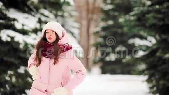 在寒冷的天气里在户外下雪的快乐女人视频的预览图