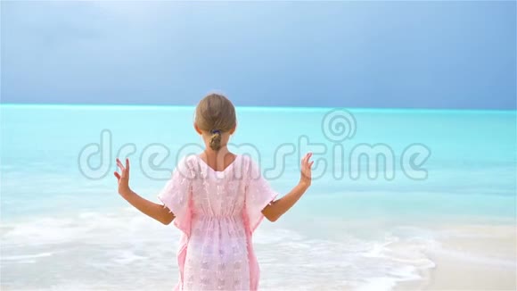 加勒比海度假海滩上可爱的小女孩慢动作视频的预览图