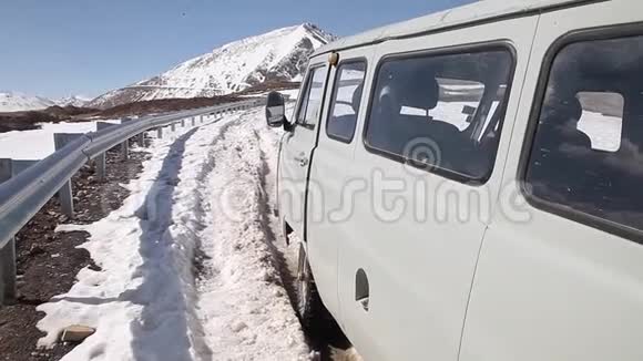 汽车被困在山上的雪地里视频的预览图
