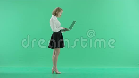 有笔记本电脑的女学生视频的预览图