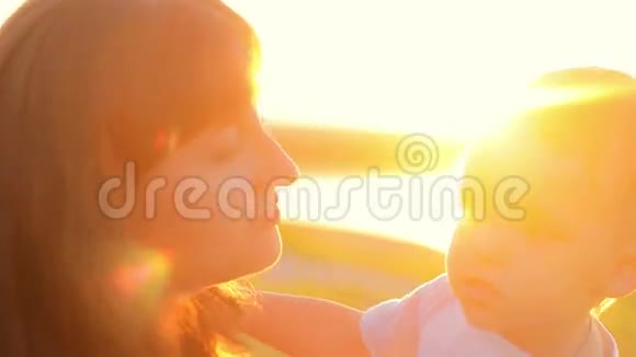 日落时快乐的母子视频的预览图