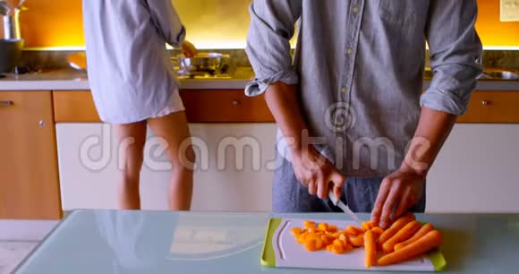 在厨房准备食物的夫妇视频的预览图