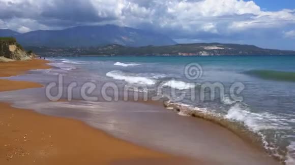 希腊基法罗尼亚岛西海滩海浪视频的预览图