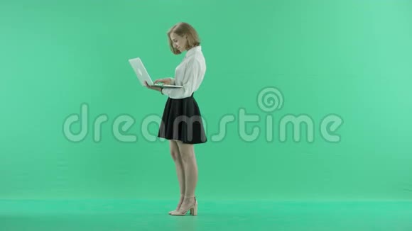 有笔记本电脑的女学生视频的预览图