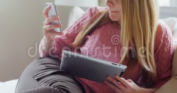使用手机和数码平板电脑的女性视频的预览图