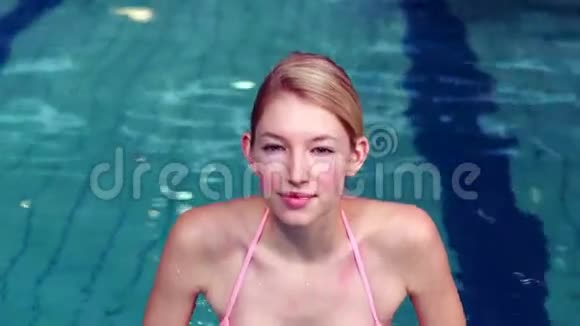 适合女人在游泳池里骑自行车视频的预览图