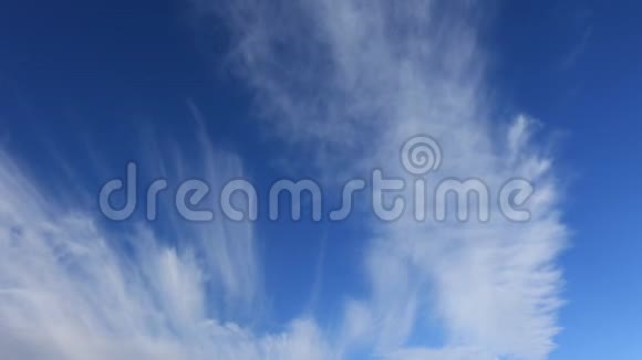 在蓝天上移动的云视频的预览图