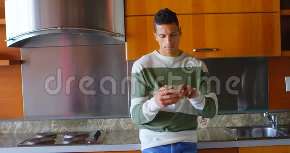 男人在厨房用手机说话视频的预览图