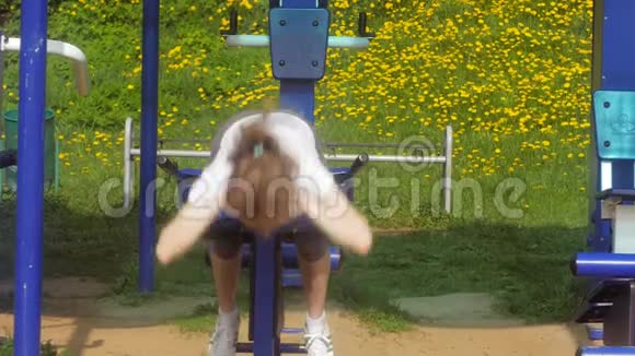年轻的健身妇女在户外公园的健身房锻炼视频的预览图