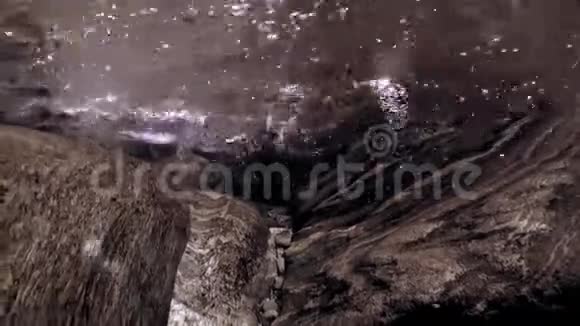 透明的韦尔扎斯卡河水下巨大光滑的石头和岩石视频的预览图