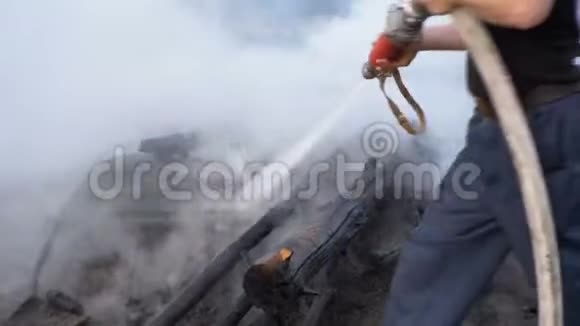 用灭火器用水灭火视频的预览图