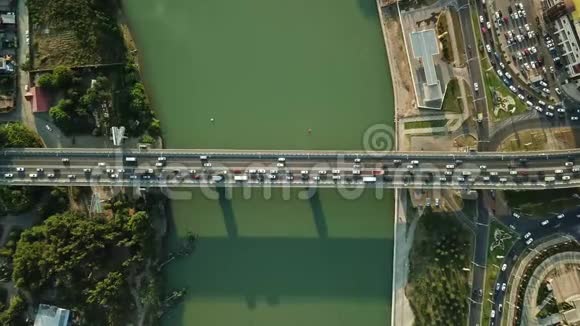 空中无人机飞行视野高速公路繁忙的城市高峰时间严重的交通堵塞公路视频的预览图