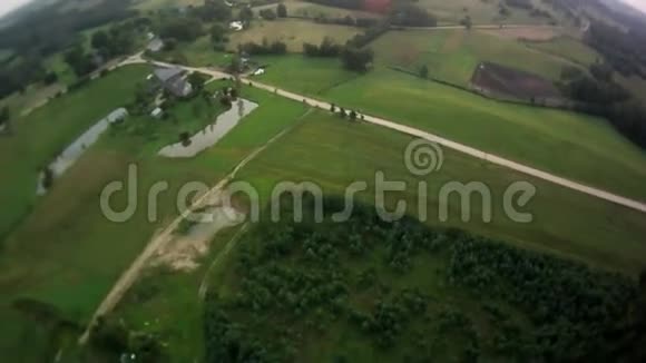 从空中俯瞰湖景视频的预览图
