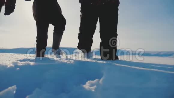 团队合作男士登山登山登山登山登山山顶生活方式小组小组阳光剪影雪脚视频的预览图